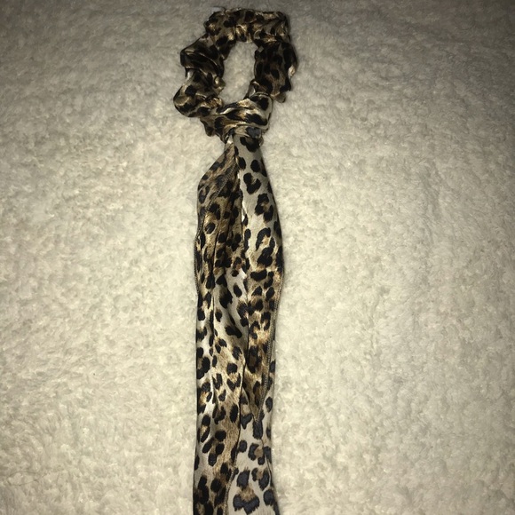 Dewedit Scrunchie - Picture 1 of 1